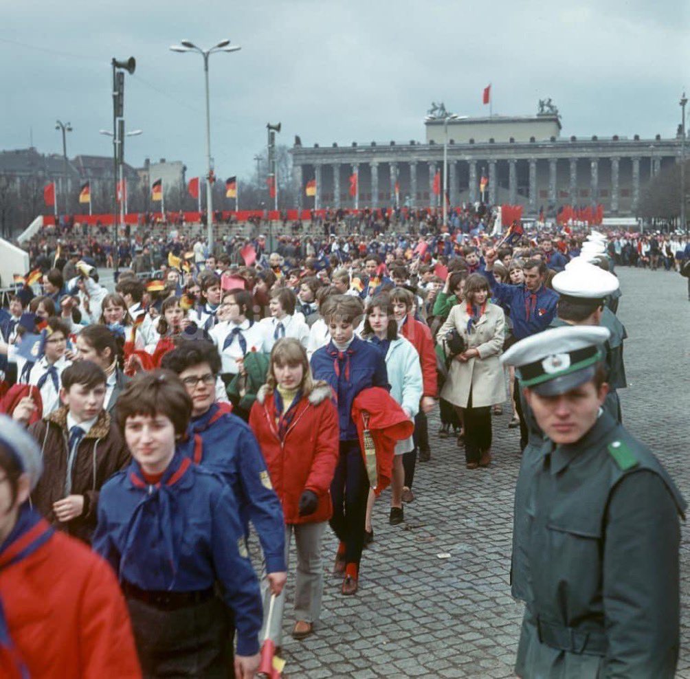 Dr_Unbequem's tweet photo. Der einzige Unterschied von DDR-Demos zu den heutigen Regierungsparaden, ua #b0302, ist der, dass man sogar in der DDR Nationalflaggen zeigen durfte. Heute geht es da weitaus sozialistischer zu.

h/t @CatastrophyPro 

#LAUTgegenRechts #WirSindDieBrandmauer https://t.co/8M9KcBMftO