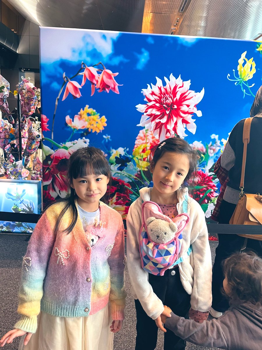 0723_u's tweet photo. 綺麗だったけど、本物の花が良かった〜とか酔った〜とか子供達には意味分からなかった様子💦
#虎ノ門ヒルズステーションタワー
#展示会
#蜷川実花展
#アート https://t.co/CLUI0fzJPI