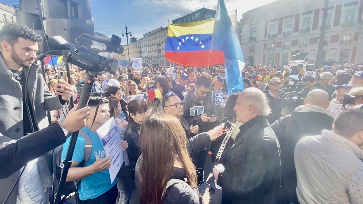 alcaldeledezma's tweet photo. “María Corina tiene el plan “A”, el plan “B” y el plan “C”, y todos apuntan a sustituir a Maduro., a salir de esa narcotiranía, a liberar a Venezuela de este suplicio, a garantizar la reunificación de los venezolanos, a promover el retorno de los migrantes y a convertir a Venezuela en un país próspero y desarrollado”, exclamo Ledezma en Puerta del Sol, para agregar que “la candidata a cumplir a ese propósito, la llamada a sustituir a Maduro es @MariaCorinaYA , plantear otra cosa es estar fuera de lugar y bailar al rito de la trampa madurista”. @Desde la diáspora luchamos para ser incorporados al Registro Electoral Permanente, para que los millones de desterrados ejerzamos nuestro derecho a elegir, para que contemos con observador internacionales y para que se diga cual es la fecha que Maduro la tiene más escondida que Tareck Al Aissami”. Hoy en Puerta del Sol, Madrid