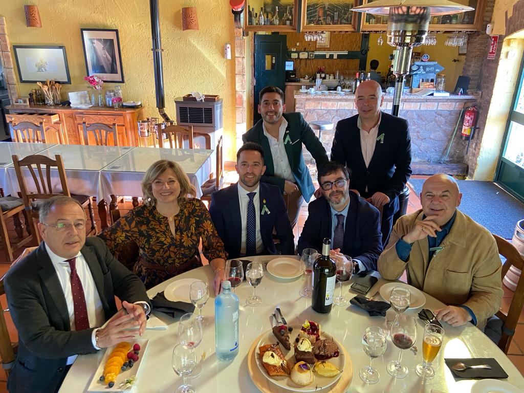 paquili1's tweet photo. Magnifico fin de semana en Arriate. Gracias a su alcalde @FJavierAnet  y  a todos los que la hacen posible.
Magnífica  tertulia con la pregonera de la Semana Santa de San Fernando, Charo Perez Ruiz y  el pregonero de la Semana Santa de Málaga, Augusto Pansard Anaya. Gracias!! https://t.co/7fLwqYM6hM