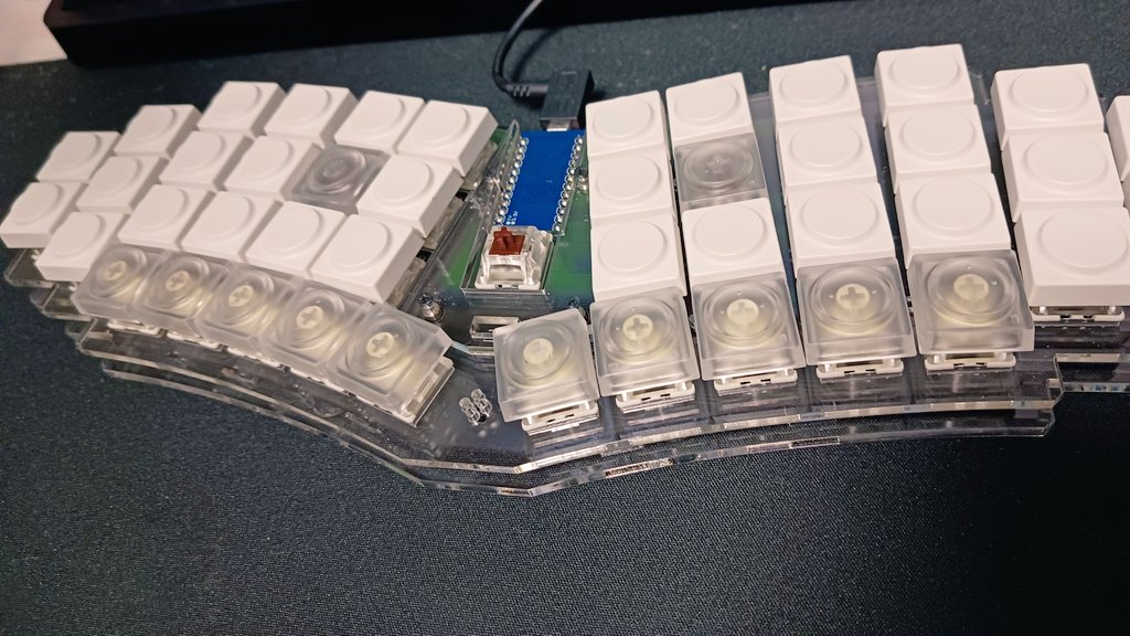 G_Jakob4981's tweet photo. ハンダ初心者だけどビルドガイドとにらめっこしながらできた。用意するネジの長さを間違えたのと中央用のキーキャップはまだないので真ん中が空いてる。 #Radialex https://t.co/scVcg9EQfb