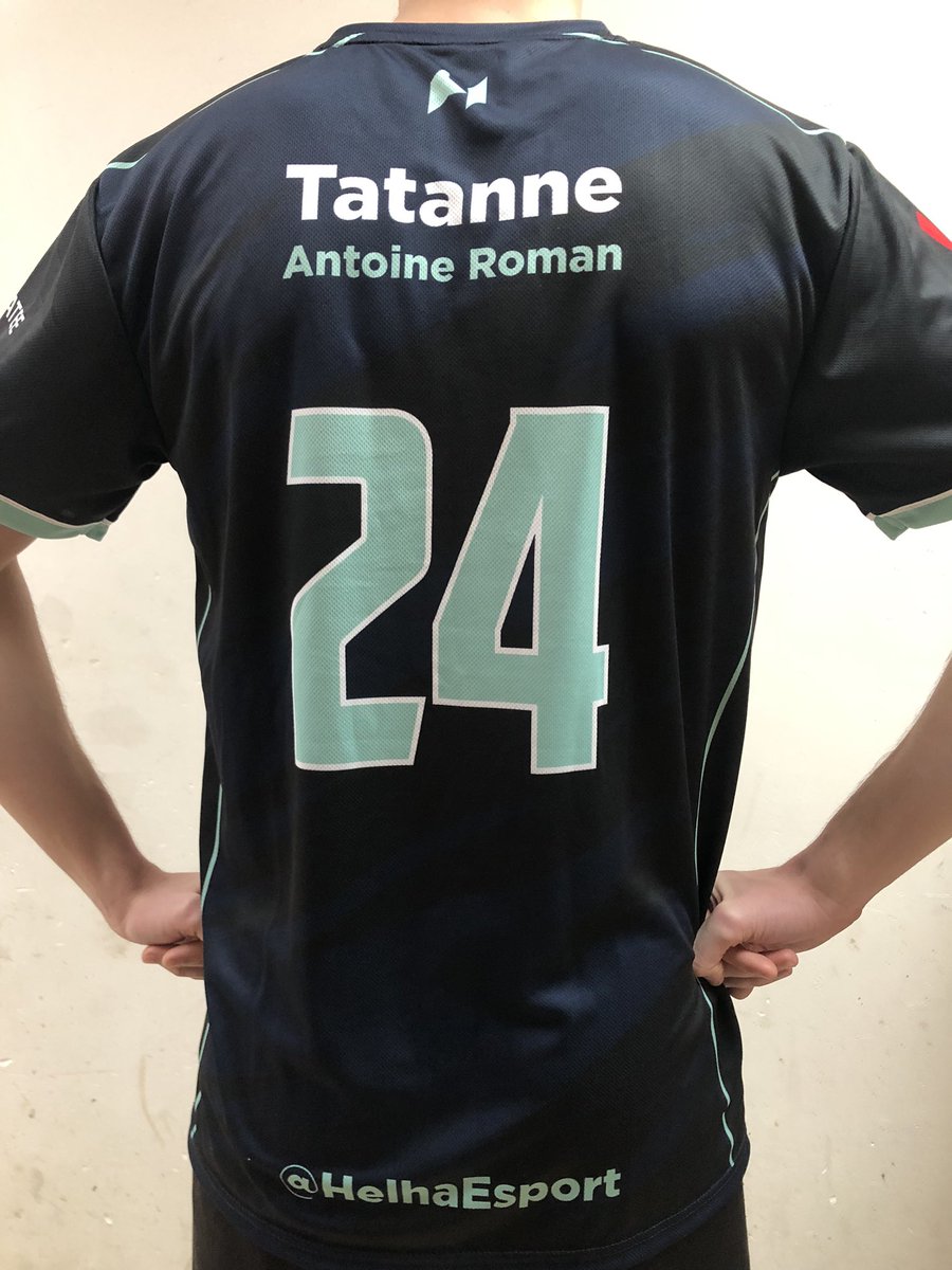 HelhaEsport's tweet photo. Les maillots sont arrivés ! Et omg ils sont encore plus beaux en vrai ! 😁😁😁 MERCI encore @ManateeGG !! On est prêt à se la peter en @StudentLeagueBE 😏 https://t.co/CNJeiixinR