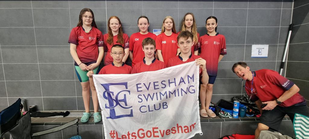 Coach Dave photo bombing session 9's finalists at the County Champs 🏊 #letsgoevesham