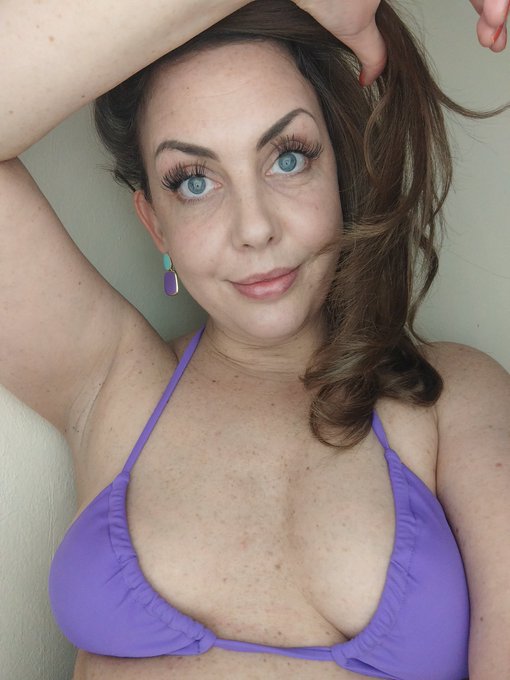 Heute wird's lila 💜 #camgirl #mdh #loonergirl #looner #fetisch #Luftballons #Helium #schwerelos #bikini<a href="/tag/camgirl"class="tags">#camgirl</a><a href="/tag/mdh"class="tags">#mdh</a><a href="/tag/loonergirl"class="tags">#loonergirl</a><a href="/tag/brunette"class="tags"><span>#brunette</span></a><a href="/tag/bikini"class="tags"><span>#bikini</span></a><a href="/tag/cute"class="tags"><span>#cute</span></a><a href="/tag/curvy"class="tags"><span>#curvy</span></a><a href="/tag/statement"class="tags"><span>#statement</span></a><a href="/tag/fetisch"class="tags"><span>#fetisch</span></a>