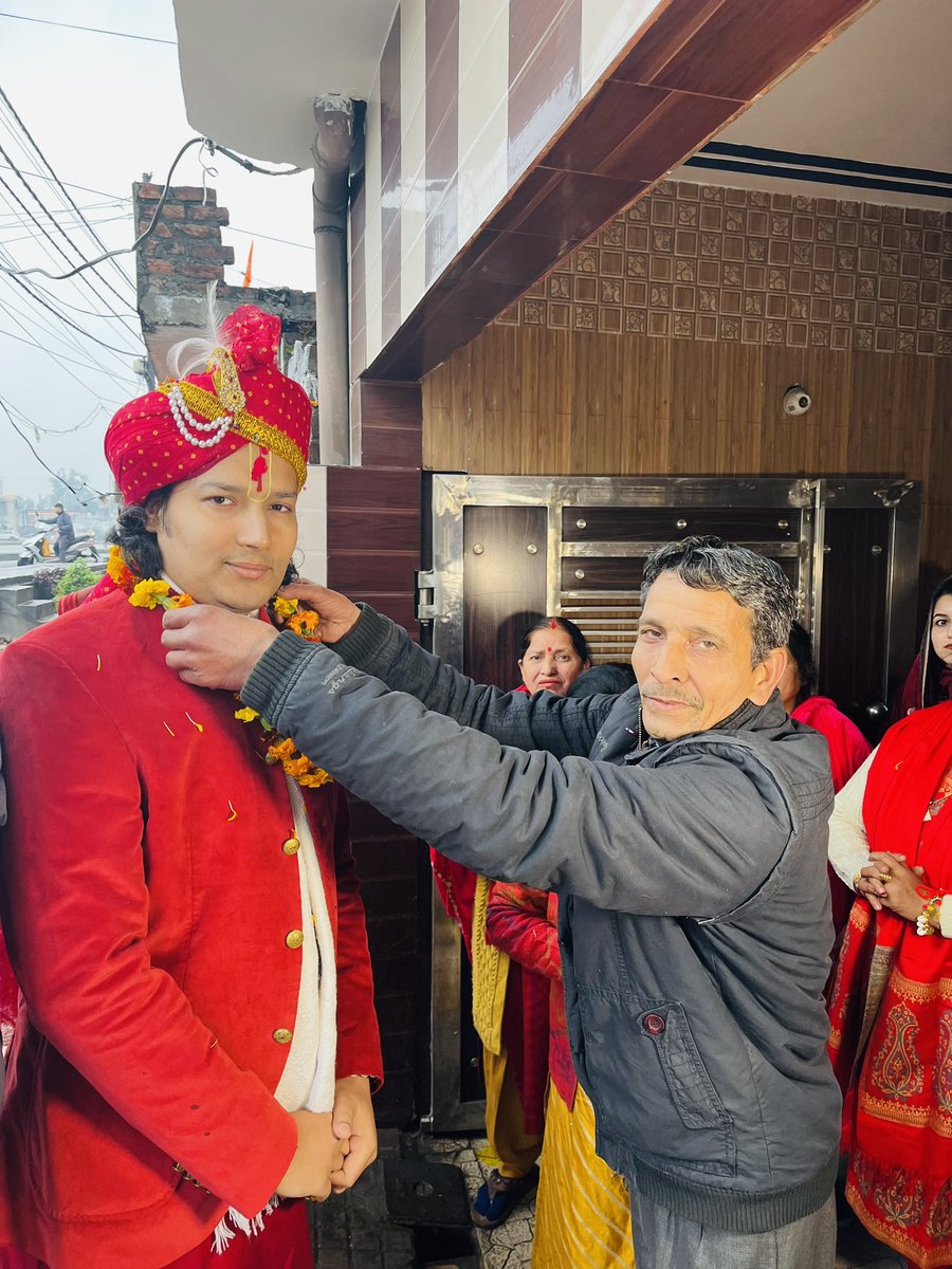 Aadiyogi_Swami's tweet photo. हमारे भक्त #कठुआ के श्रीमती रजनी महाजन की पुत्री के #विवाह के सुभ बेला मे आज #सतसंग कीर्तन मे प्रभु सुमिरन करने का अवसर प्राप्त हुवा,
वधु #कन्या को #आशीर्वाद देकर भगवान से प्रार्थना की नया परिवार मे हर संभव ख़ुशी तरक़्क़ी और संवृद्धि बनी रहे।
#जय_श्री_कृष्ण 
#आदियोगी_गौतम_स्वामी https://t.co/qMEaCNblTm
