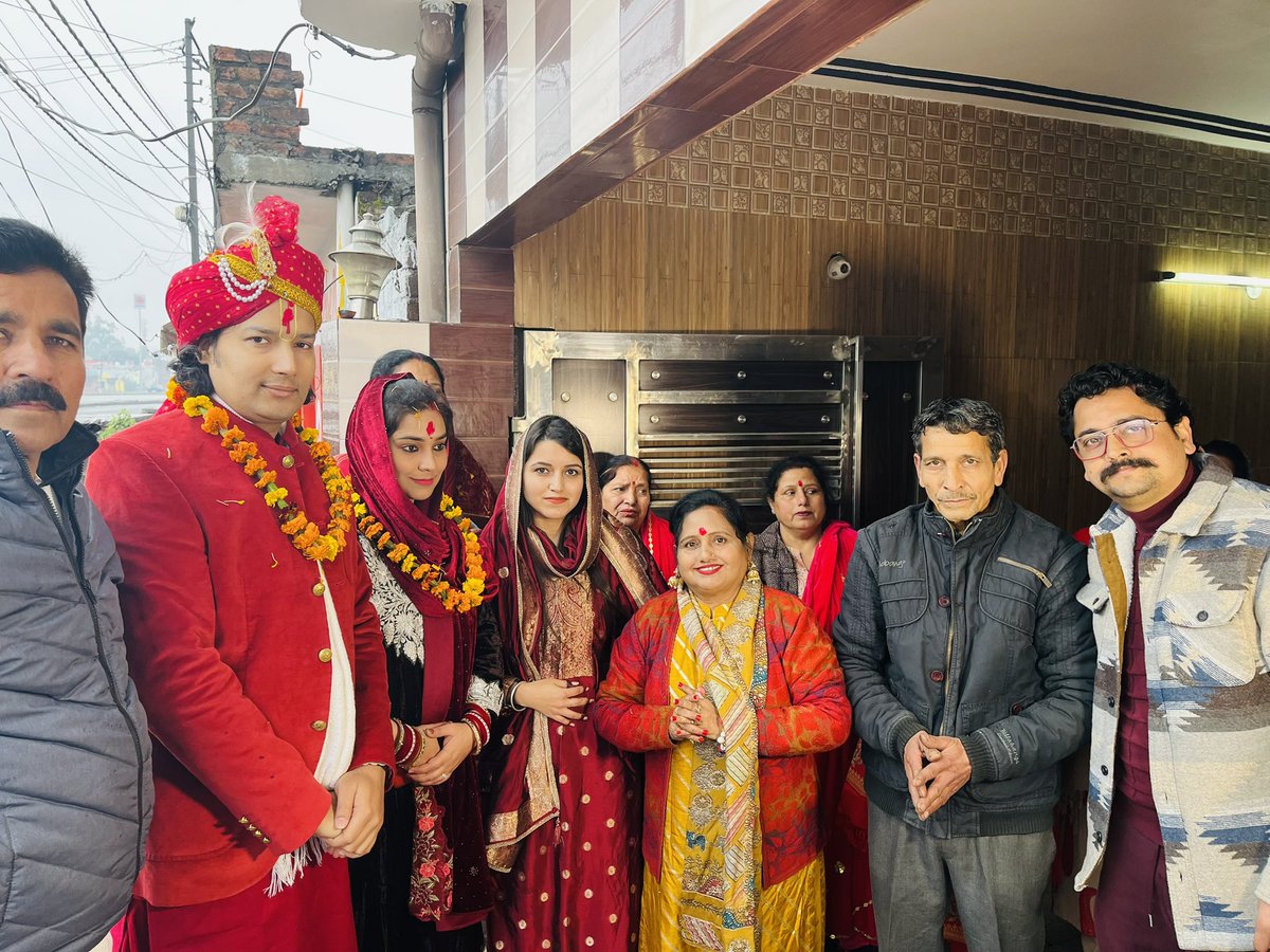 Aadiyogi_Swami's tweet photo. हमारे भक्त #कठुआ के श्रीमती रजनी महाजन की पुत्री के #विवाह के सुभ बेला मे आज #सतसंग कीर्तन मे प्रभु सुमिरन करने का अवसर प्राप्त हुवा,
वधु #कन्या को #आशीर्वाद देकर भगवान से प्रार्थना की नया परिवार मे हर संभव ख़ुशी तरक़्क़ी और संवृद्धि बनी रहे।
#जय_श्री_कृष्ण 
#आदियोगी_गौतम_स्वामी https://t.co/qMEaCNblTm