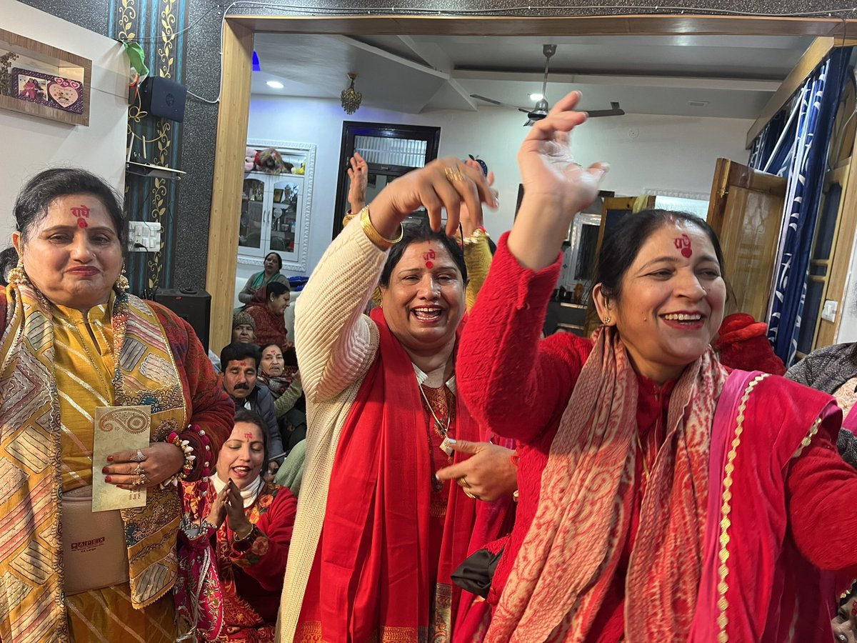 Aadiyogi_Swami's tweet photo. हमारे भक्त #कठुआ के श्रीमती रजनी महाजन की पुत्री के #विवाह के सुभ बेला मे आज #सतसंग कीर्तन मे प्रभु सुमिरन करने का अवसर प्राप्त हुवा,
वधु #कन्या को #आशीर्वाद देकर भगवान से प्रार्थना की नया परिवार मे हर संभव ख़ुशी तरक़्क़ी और संवृद्धि बनी रहे।
#जय_श्री_कृष्ण 
#आदियोगी_गौतम_स्वामी https://t.co/qMEaCNblTm