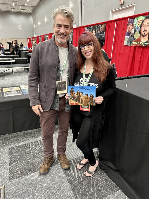 Yesterday I got to meet Dermot Mulroney&hellip;. He was so charming 🥹🖤 #convention #actor #youngguns https://t<a href="/tag/convention"class="tags"><span>#convention</span></a><a href="/tag/actor"class="tags"><span>#actor</span></a><a href="/tag/youngguns"class="tags"><span>#youngguns</span></a>