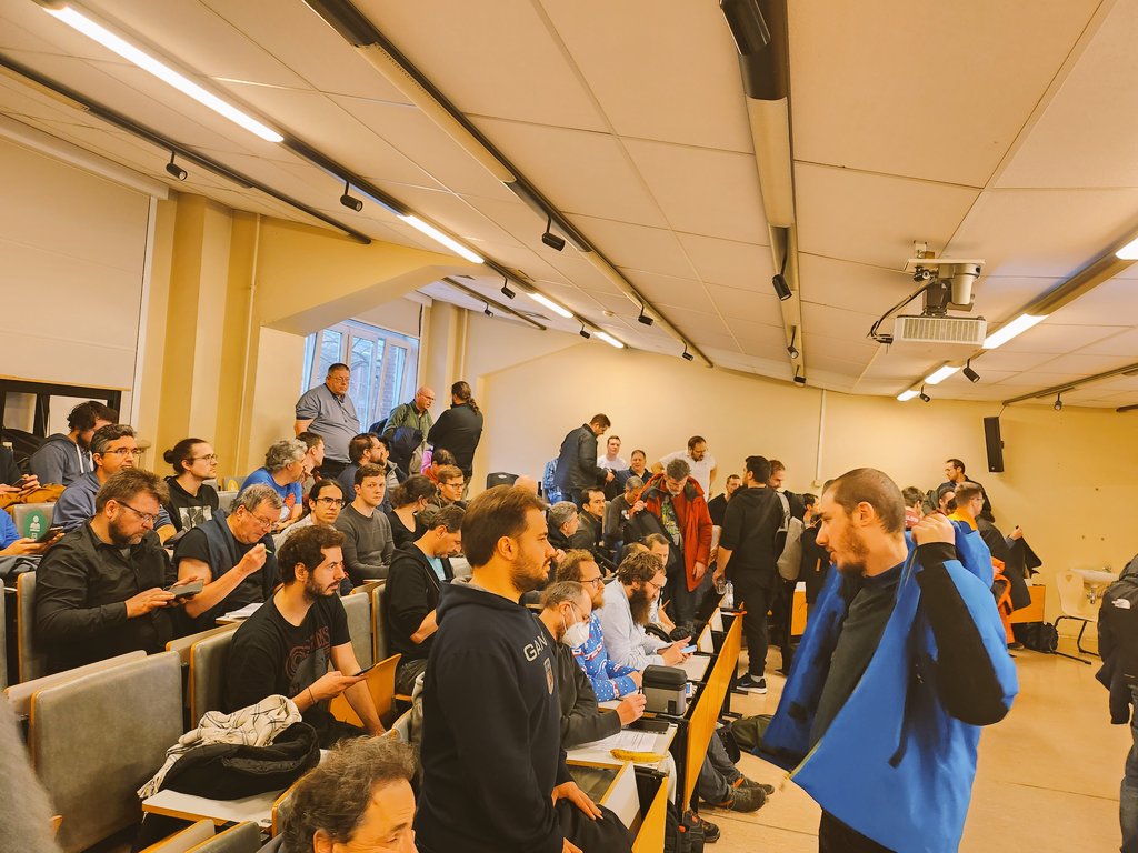 Who said #hamradio #sdr was not a topic of interest?
The #fosdem devroom has been full all day long