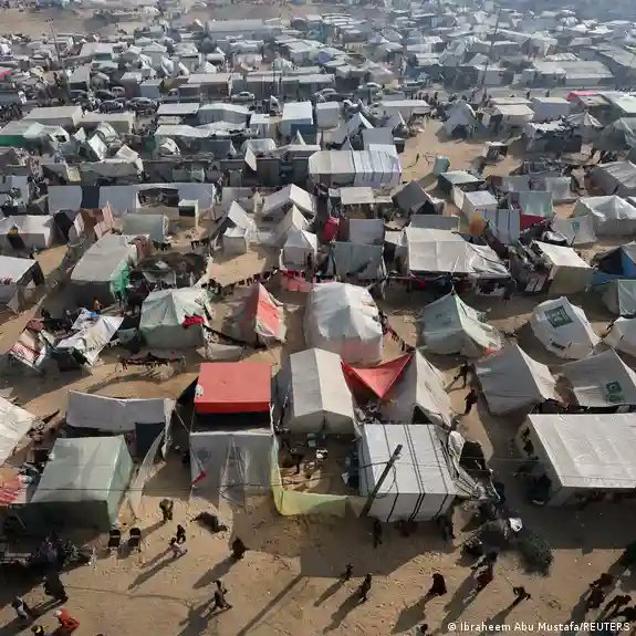 PeterWMurphy1's tweet photo. Israel is bombing #Rafah. After telling Palestinians to head south to avoid being killed, Israel is now bombing the crowded border city of 1.9m displaced Palestinians living in tents. #IsraeliWarCrimes #Gaza_Genocide #RafahBombing #RafahUnderAttack https://t.co/VyLQgnqJQ1