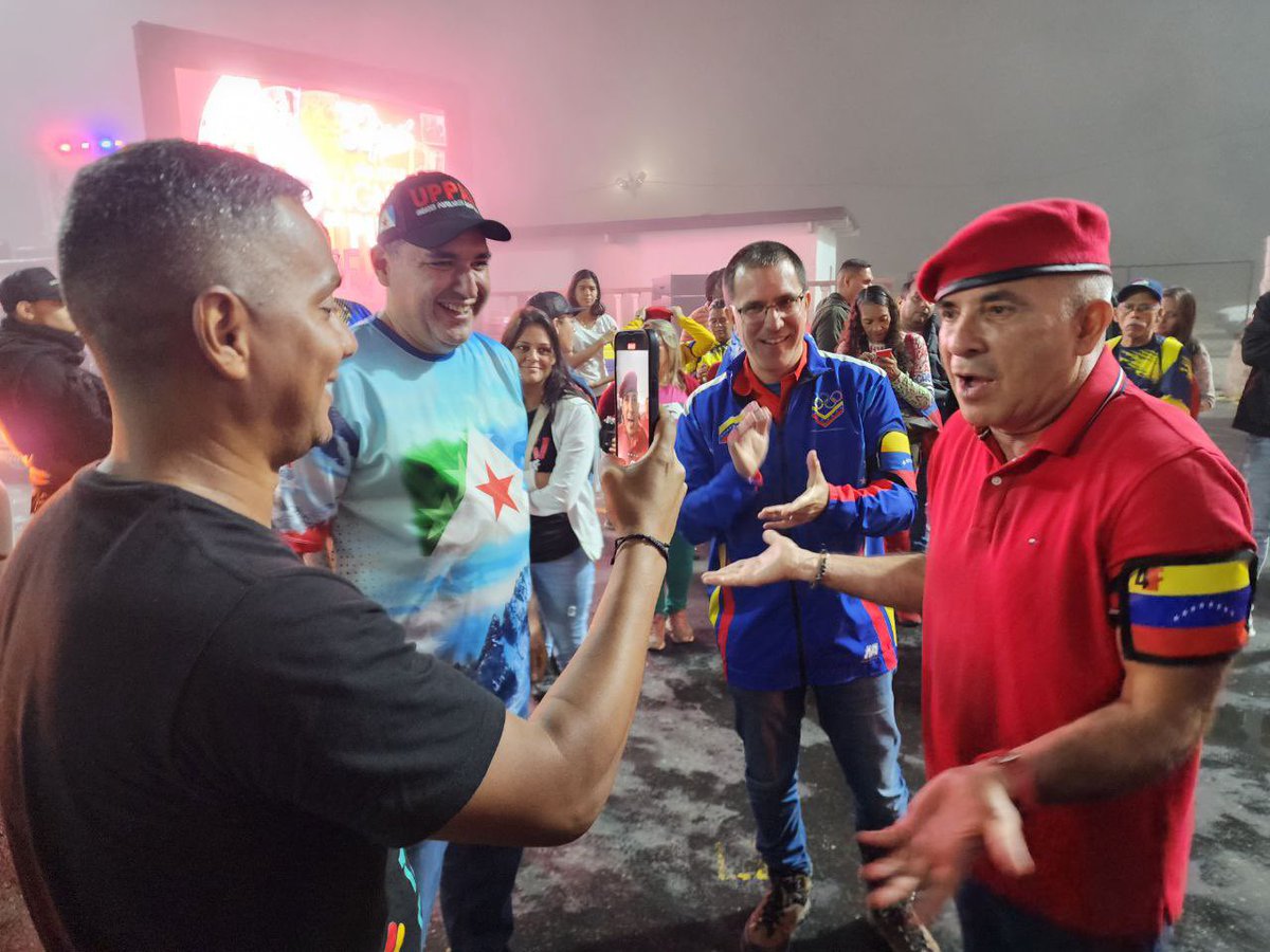 JEHYSONGUZMAN's tweet photo. Una lluvia de bendiciones nos recibe en Caracas para celebrar juntos el histórico 𝟰 de 𝗙𝗲𝗯𝗿𝗲𝗿𝗼 de 𝟭𝟵𝟵𝟮, día de la dignidad del pueblo, fecha que partió en dos la historia de Venezuela y daba la estocada al Punto Fijismo de 40 años de un bipartidismo que llevó al país a lo más fondo. La #FuriaBolovariana llega a Caracas para honrar al Comandante Chávez y la gallardía de las tropas revolucionarias que se unieron al pueblo para romper las cadenas de la opresión, convirtiendo un 𝗽𝗼𝗿 𝗮𝗵𝗼𝗿𝗮 en un 𝗽𝗮𝗿𝗮 𝘀𝗶𝗲𝗺𝗽𝗿𝗲 ✊🏼🇻🇪