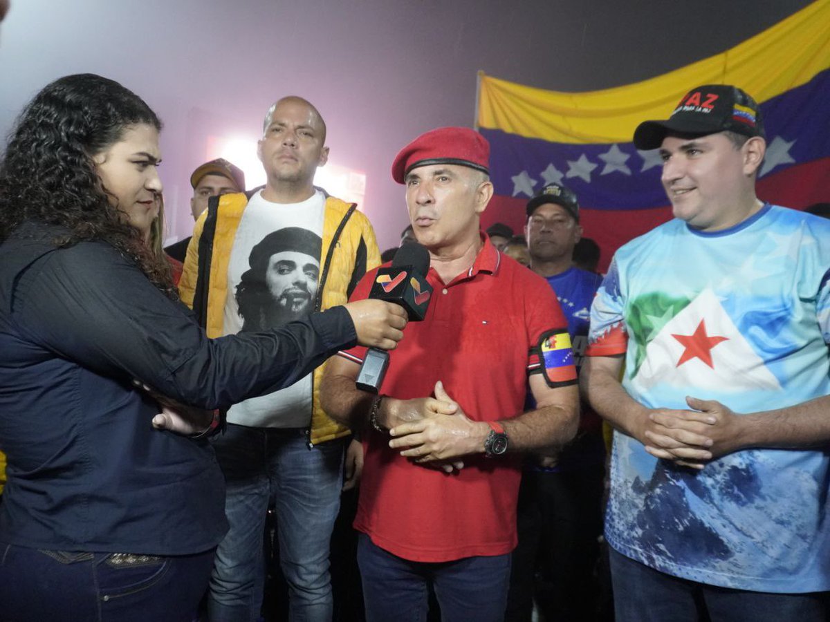 JEHYSONGUZMAN's tweet photo. Una lluvia de bendiciones nos recibe en Caracas para celebrar juntos el histórico 𝟰 de 𝗙𝗲𝗯𝗿𝗲𝗿𝗼 de 𝟭𝟵𝟵𝟮, día de la dignidad del pueblo, fecha que partió en dos la historia de Venezuela y daba la estocada al Punto Fijismo de 40 años de un bipartidismo que llevó al país a lo más fondo. La #FuriaBolovariana llega a Caracas para honrar al Comandante Chávez y la gallardía de las tropas revolucionarias que se unieron al pueblo para romper las cadenas de la opresión, convirtiendo un 𝗽𝗼𝗿 𝗮𝗵𝗼𝗿𝗮 en un 𝗽𝗮𝗿𝗮 𝘀𝗶𝗲𝗺𝗽𝗿𝗲 ✊🏼🇻🇪