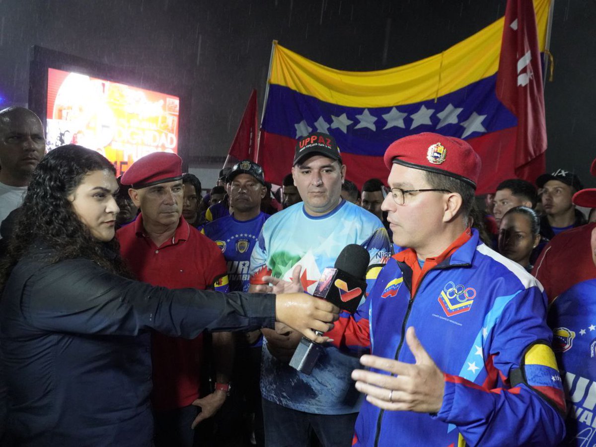 JEHYSONGUZMAN's tweet photo. Una lluvia de bendiciones nos recibe en Caracas para celebrar juntos el histórico 𝟰 de 𝗙𝗲𝗯𝗿𝗲𝗿𝗼 de 𝟭𝟵𝟵𝟮, día de la dignidad del pueblo, fecha que partió en dos la historia de Venezuela y daba la estocada al Punto Fijismo de 40 años de un bipartidismo que llevó al país a lo más fondo. La #FuriaBolovariana llega a Caracas para honrar al Comandante Chávez y la gallardía de las tropas revolucionarias que se unieron al pueblo para romper las cadenas de la opresión, convirtiendo un 𝗽𝗼𝗿 𝗮𝗵𝗼𝗿𝗮 en un 𝗽𝗮𝗿𝗮 𝘀𝗶𝗲𝗺𝗽𝗿𝗲 ✊🏼🇻🇪