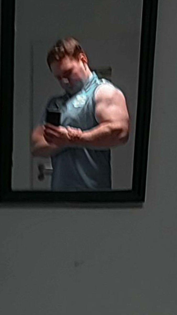 Tennis + beer pump (we love samsung)💀