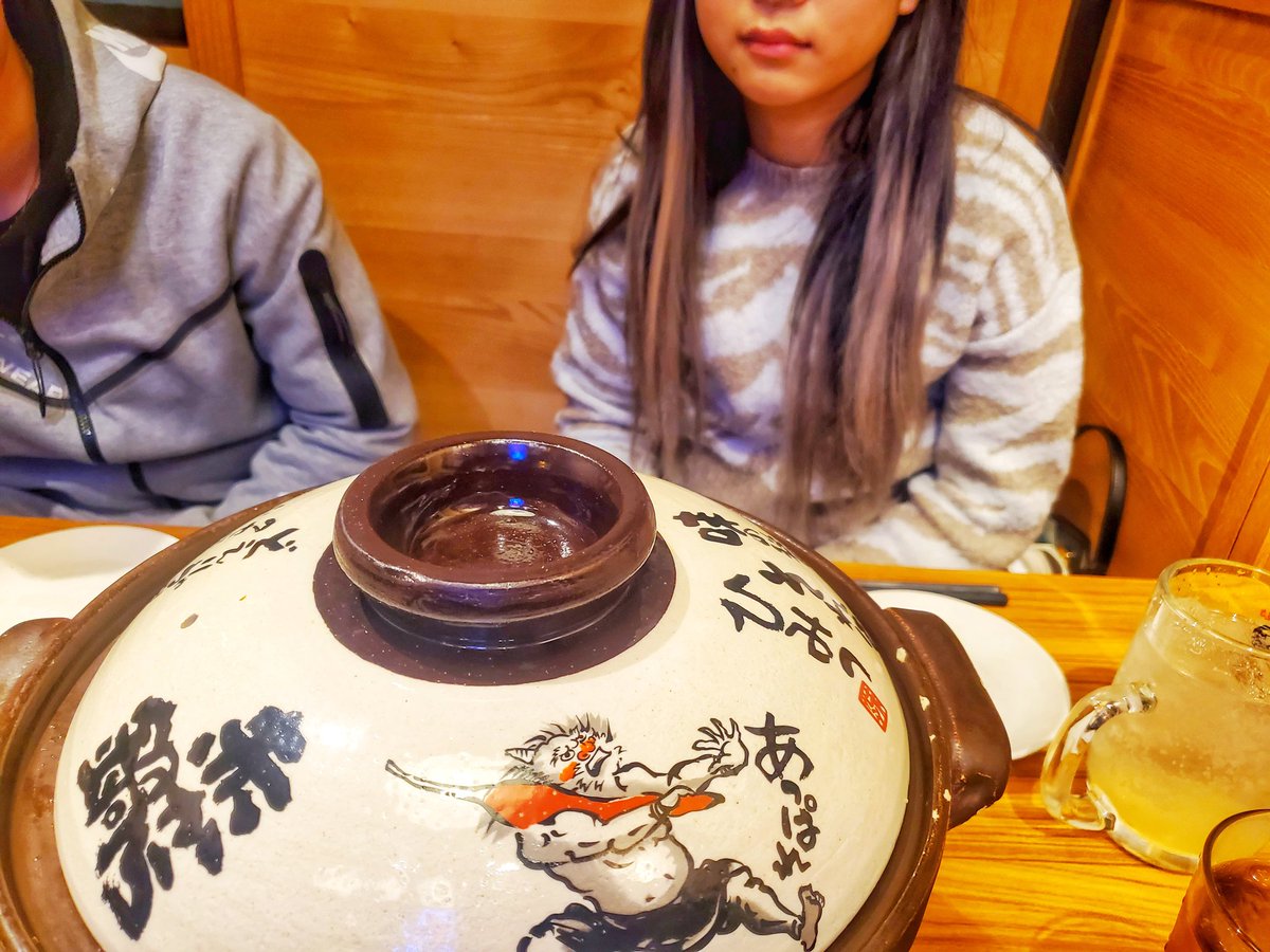 bigdada1011's tweet photo. 夕飯は娘と娘の彼氏で赤から🍲
勿論、看板メニューの鍋と旨いが！
やはり俺は手羽先が１番好きだ🔥
赤から行きたい=手羽先！！
今回は8本セット×2の16本+お持ち帰り用16本！！
旨い！！旨すぎる！手羽先！押忍。 https://t.co/NhkDfq2QUX