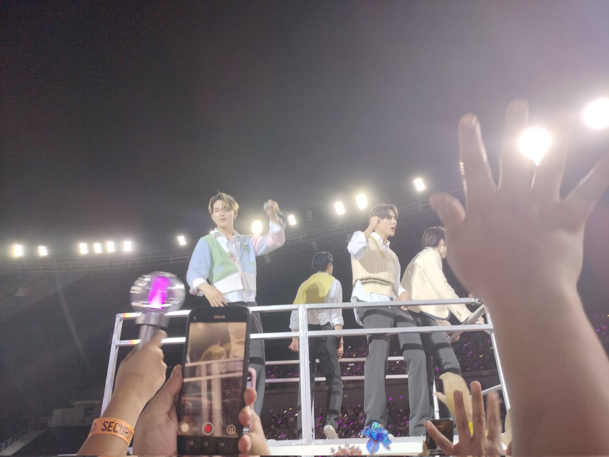 nikillegal's tweet image. i love you, ni-ki ! tinanggal ko pa talaga sapatos ko para lang makatakbo papuntang unahan 🥹