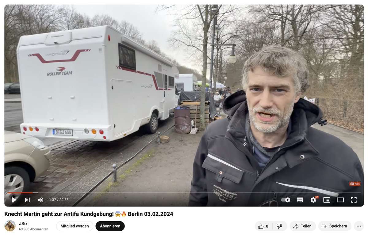 SchwarzePalmen's tweet photo. Seit Wochen veranstaltet Martin Kiefer eine Mahnwache. Dort verbreitet er rechte #Verschwörungserzählungen. Er behauptet bei #b0302 die App gesehen zu haben, mit der Demonstrierende Bezahlung beantragten. Verbreitet werden die #FakeNews von Kanälen wie Martin #Lejeune oder #JSix. https://t.co/6mZw1WaqrG