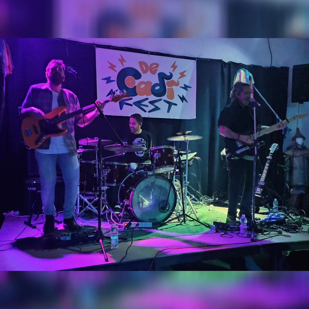 Qué bien lo pasamos ayer en el #DeCadiFest junto con los CRACKS de #BlackStone y el #ElVigía!!!! 🤩🤩
Muchas gracias a todos los que asististeis y larga vida al DECADIFEST. 🙌🙌
Estad atentos que tenemos algo que anunciaros HOY.

 #musicaendirecto #rock #blues #senki #rockindie