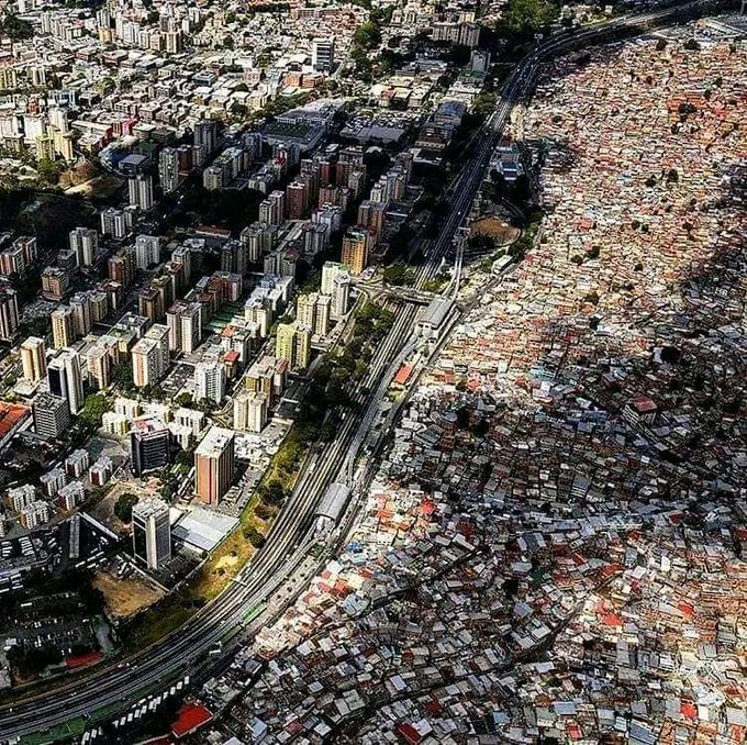 SonPolemicas's tweet image. Hay pendejos que creen que éramos un país rico en los 70 porque traían a Michael Jackson y a John Travolta a "Sábado Sensacional"...No éramos un país rico, había ranchos y pobreza por todos lados, con esos shows mareaban a la gente, hasta que todo explotó en  Febrero de 1989