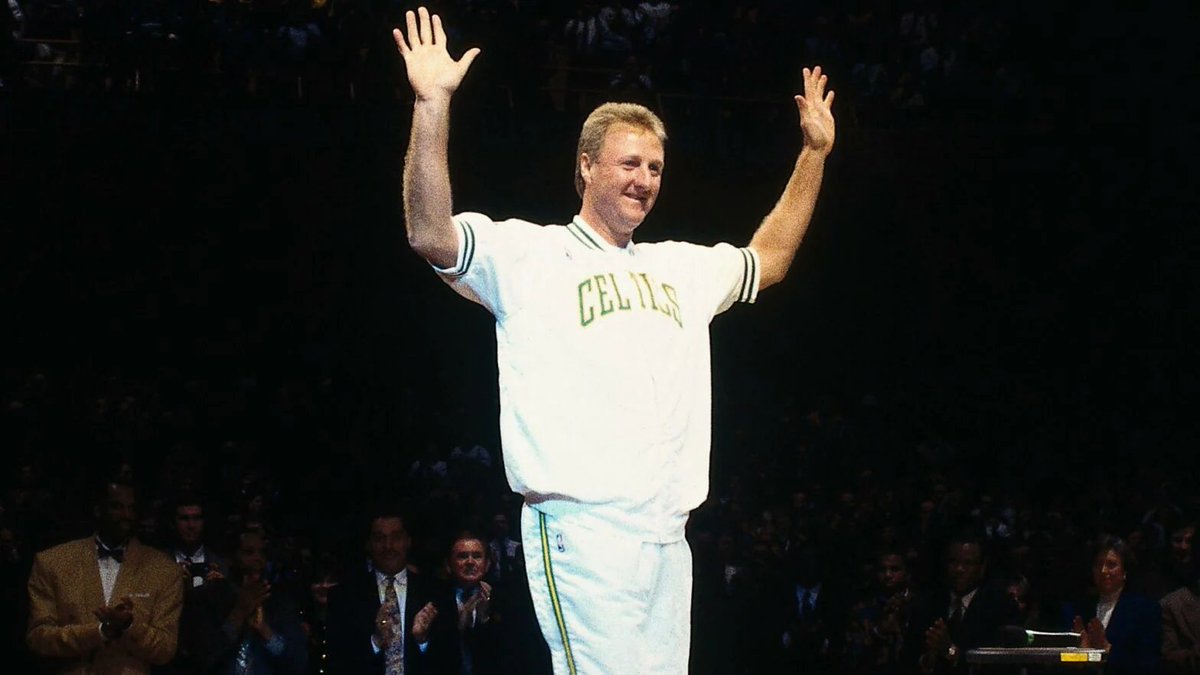 altieribruno's tweet photo. El Boston Garden, uno de los hogares leyenda, está lleno. Larry Bird, el genio que iluminó los años 80 con su carácter ganador, inteligencia y lanzamiento, se sumergirá en la inmortalidad. 

Hoy retirarán su camiseta y número. 

Es una fiesta verde. 

Sin embargo, algo pasará. https://t.co/7hjqVIHwVW