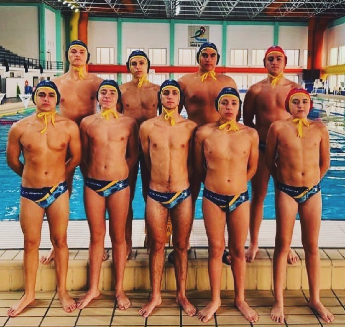 Gran trabajo el de nuestro equipo cadete que se impuso al @clubwaterpolochiclana por un marcador final de 12 - 11. Enhorabuena a nuestros chicos que pasan como segundos de grupo a semifinales, y enhorabuena a David por el magnífico trabajo que está haciendo. 
#somoswaterpolo