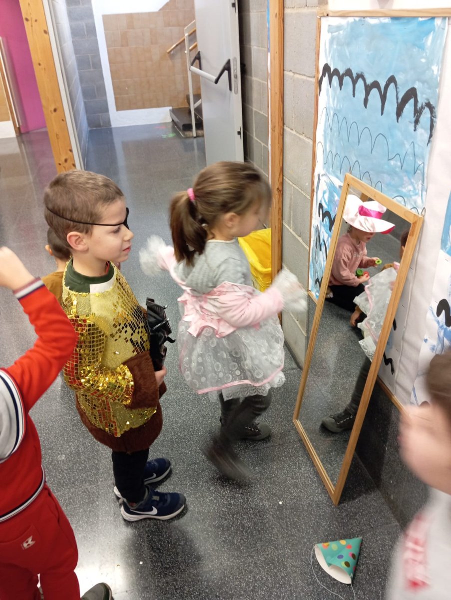 SantNicolau's tweet photo. S'acosta el Carnestoltes!!! I els alumnes d'#I4SN ens comencem a preparar!! 🎊

#escola #sabadell #educacioinfantil https://t.co/K6H8fUL4MH