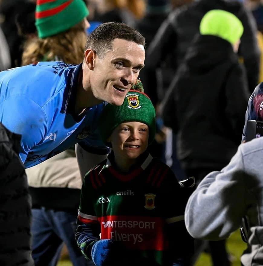 keith_sheerin's tweet image. For me this is what the Gaa is all about, Brian Fenton posing with a young Mayo supporter after Dublin’s defeat last night👏#topclass #GAA