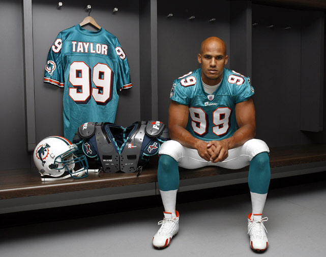THIS DAY IN DOLPHINS HISTORY: February 4, 2017 - Jason Taylor was Elected to the Pro Football Hall of Fame.