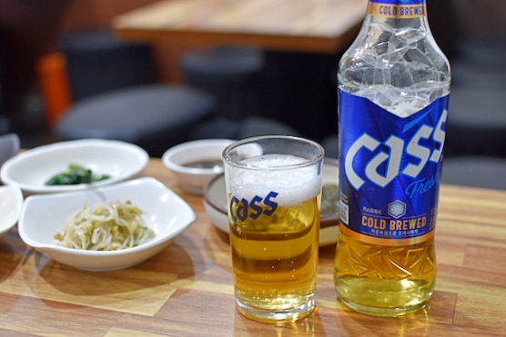 crispy_life_com's tweet photo. 韓国1人旅では食事を存分には楽しめないのではないか、なんて考えていました。

しかし私には「定食」という選択肢がある。

パンチャンつまみに、ビールを飲めれば最高に幸せだったじゃないか。そんなことを思い出させてくれた韓国ソウル定食飲みについて。

https://t.co/7iVxFm6eYc https://t.co/JZk6lsQo2P