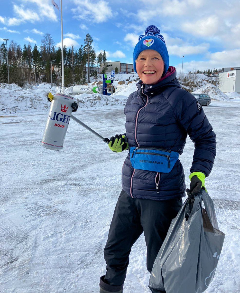 kaisupaulanto's tweet image. Kiva kun Jätehuoltoyhtiö Kiertokapula muistaa roskajuoksijaa. Sain uudet roskapihdit ja vyölaukun. 😁 #plogging #spogomi