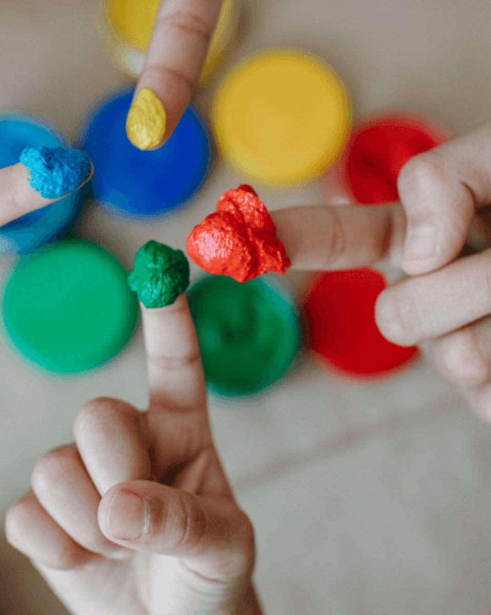 PARMAK BOYASI NASIL KULLANILIR?

Parmak boyasının kullanımı, yaratıcılığı ve eğlenceyi bir araya getiren bir süreçtir. Parmak boyası, genellikle su bazlı bir boya türüdür, özellikle çocukların kullanımı için tasarlanmıştır ve kolayca yıkanabilir.

mucitpanda.com/parmak-boyasi-…
