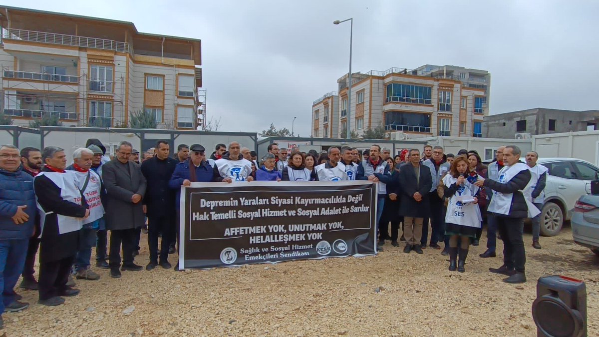 SESBATMAN's tweet photo. 6 Şubat depreminin yıldönümü nedeni ile Adıyaman’da Ses Adıyaman şubenin Depremin 1. Yılına ilişkin yaptığı basın açıklaması katılım sağladık. Ses Eş Genel başkanımızın konuşmasının sonra Ses Adıyaman Şubesinin Depreme ilişkin çarpıcı raporu okundu. #UnutmadıkAffetmiyoruz https://t.co/IN3J9cd0Do