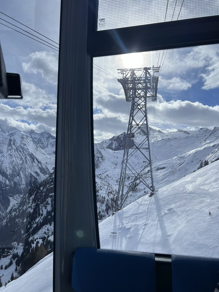 _PrivatePress's tweet photo. Days like these. ☃️⛷️🚠#AerialTram #Kaprun #TopofSalzburg #Austria https://t.co/hT12HfHC11