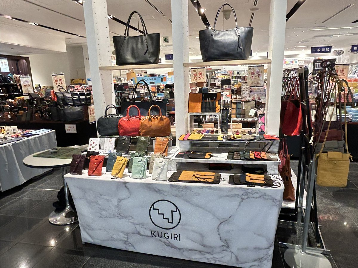 KugiriOfficial's tweet photo. ご来店心よりお待ちしております。

場所：丸善書店 丸の内本店 4階文具売場
期間：1月31日(水)～2月6日(火)
住所: 東京都千代田区丸の内1-6-4
TEL:03-5288-8881　
営業時間:9:00〜21:00
最終日、2月6日(火)は17時で閉場致します。

#東京　#文具　#ステーショナリー　#ペンケース　#ロールペンケース https://t.co/r9d4onXpyY