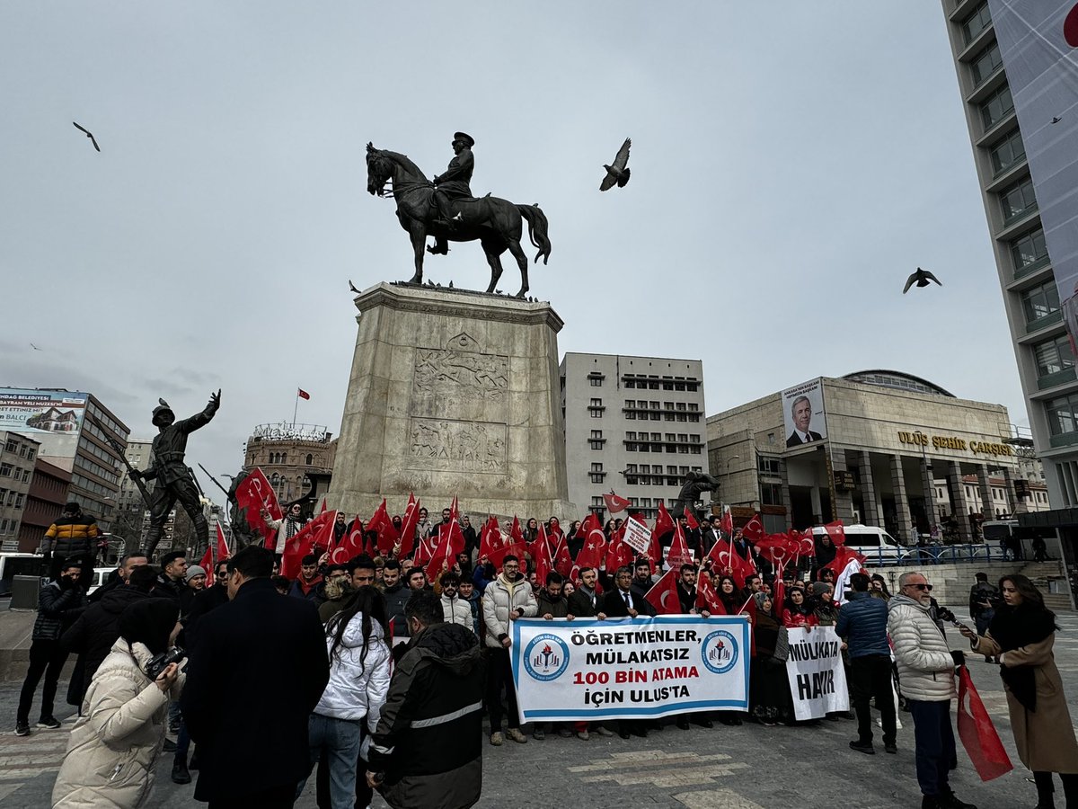 edipuzen's tweet photo. Öğretmenler, mülakatsız atama için Ankara Ulus’ta toplandı. #UlustaMülakatsız100BinAtama https://t.co/fPiGtssON0