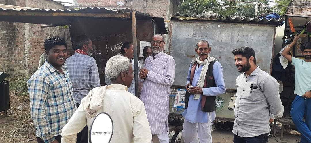 MukeshTandonBJP's tweet photo. ग्राम ठर्र में जनता जनार्दन के साथ https://t.co/PbsnmreZ41