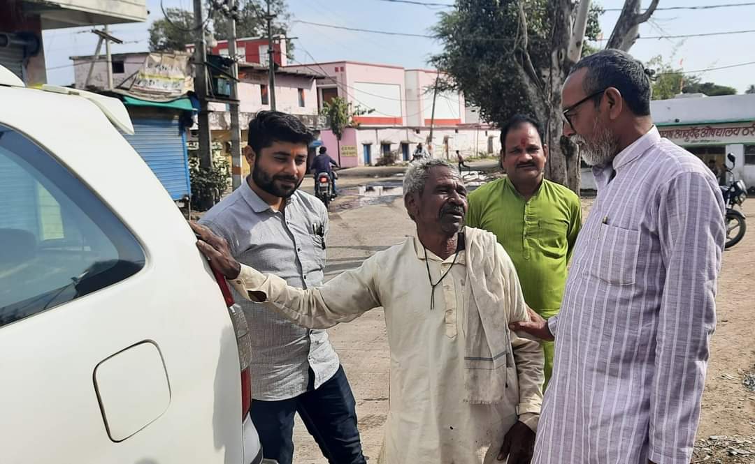 MukeshTandonBJP's tweet photo. ग्राम ठर्र में जनता जनार्दन के साथ https://t.co/PbsnmreZ41