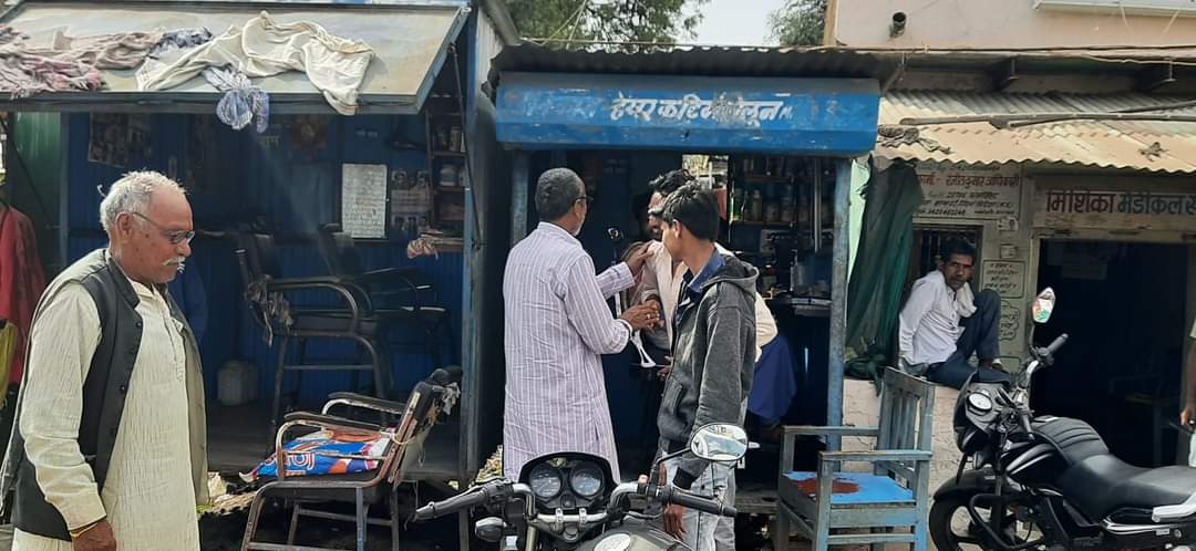 MukeshTandonBJP's tweet photo. ग्राम ठर्र में जनता जनार्दन के साथ https://t.co/PbsnmreZ41