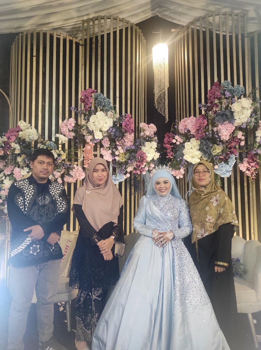eva_madzen's tweet photo. Sukakkk krn terlihat langsing di sini..hehehehhe btw jauh bgt pak, lagi marahan ya https://t.co/FjahwQpYEI