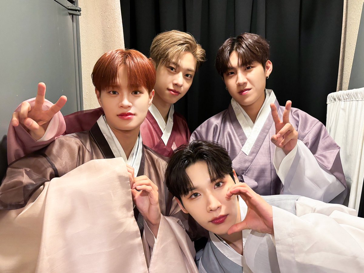 AB6IX's tweet photo. [📷]
240204 팬사인회
한복 예삐들 등장 💗
이번 앨범 마지막까지 너무 고마웠어요❣️
앞으로도 예삐들과 쭈욱 함께하기🎶🩵 

#AB6IX #에이비식스
#THE_FUTURE_IS_OURS #FOUND
#GRAB_ME https://t.co/dSO2YdefAv