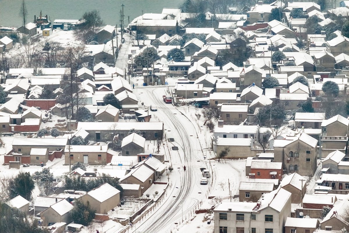ChinaDaily's tweet image. China renewed an orange alert for #snowstorms in some regions of the country on Sunday. The meteorological center advised authorities to be aware of the impact of extensive snow and freezing weather during the ongoing #SpringFestival travel rush. bit.ly/3w0kQbo