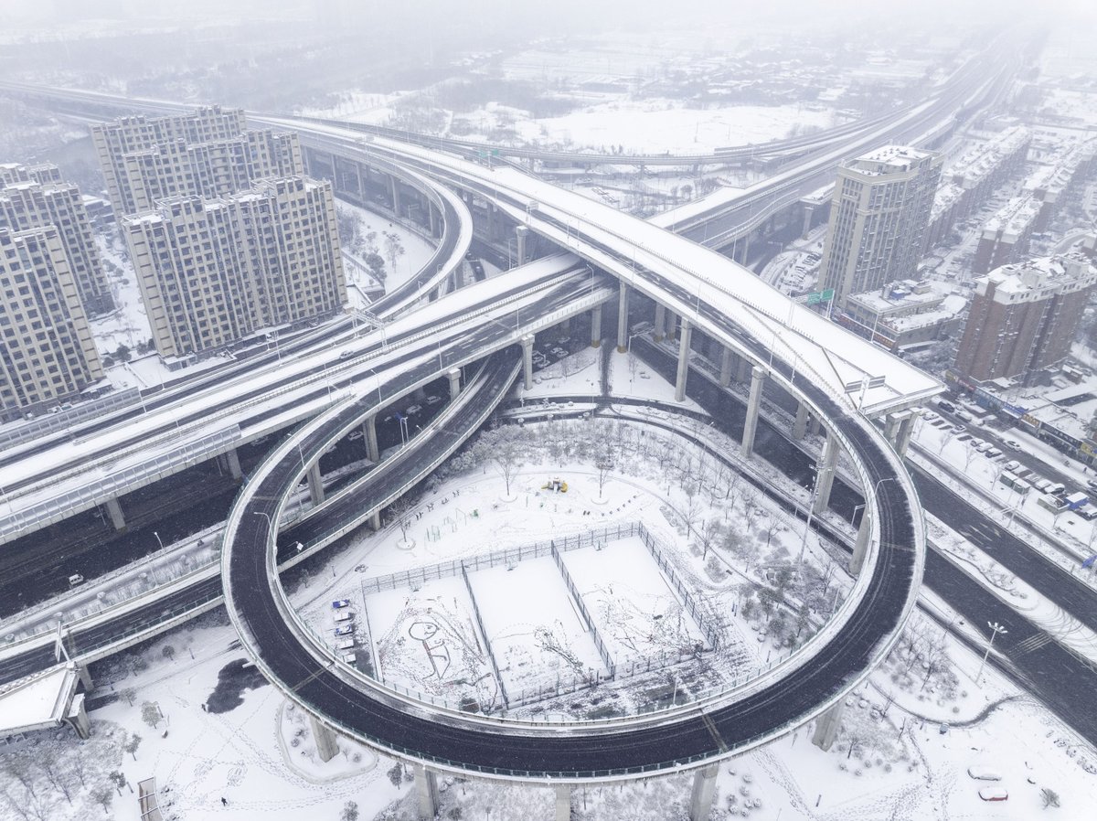 ChinaDaily's tweet image. China renewed an orange alert for #snowstorms in some regions of the country on Sunday. The meteorological center advised authorities to be aware of the impact of extensive snow and freezing weather during the ongoing #SpringFestival travel rush. bit.ly/3w0kQbo