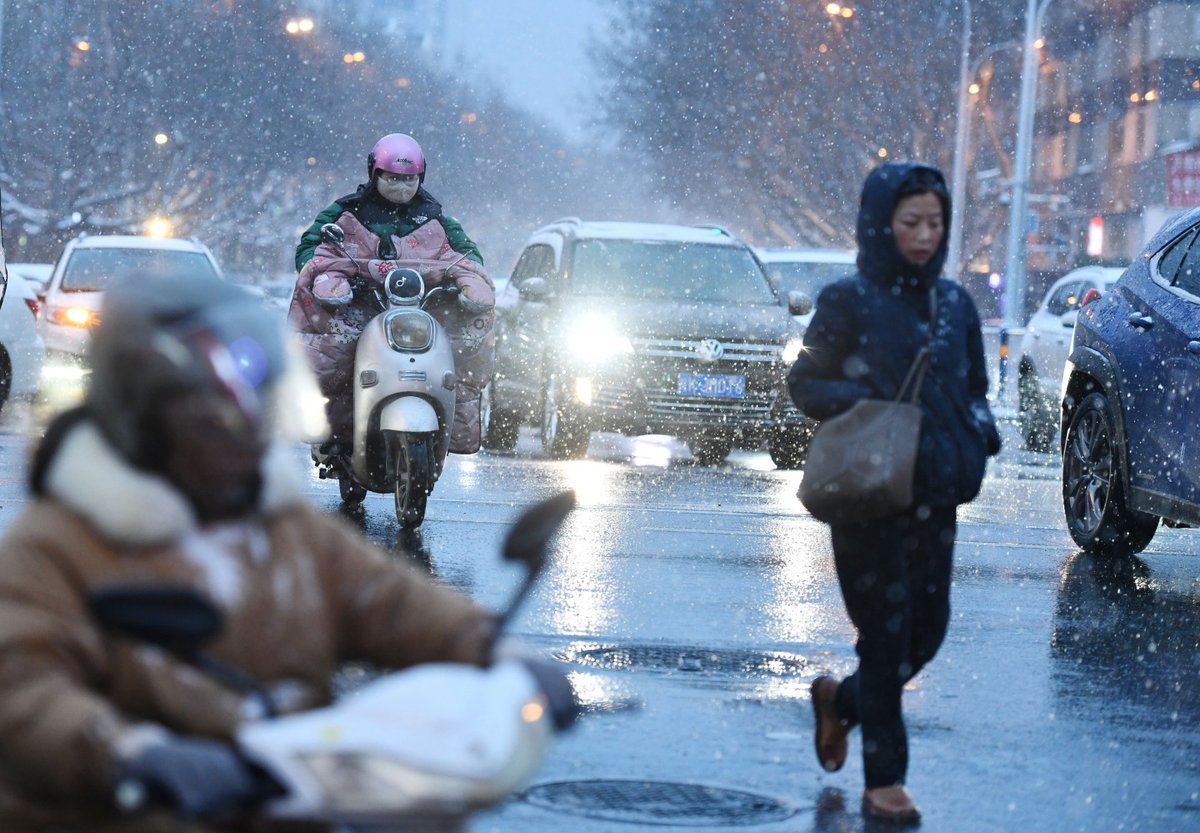 ChinaDaily's tweet image. China renewed an orange alert for #snowstorms in some regions of the country on Sunday. The meteorological center advised authorities to be aware of the impact of extensive snow and freezing weather during the ongoing #SpringFestival travel rush. bit.ly/3w0kQbo