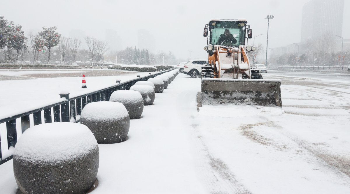 ChinaDaily's tweet image. China renewed an orange alert for #snowstorms in some regions of the country on Sunday. The meteorological center advised authorities to be aware of the impact of extensive snow and freezing weather during the ongoing #SpringFestival travel rush. bit.ly/3w0kQbo