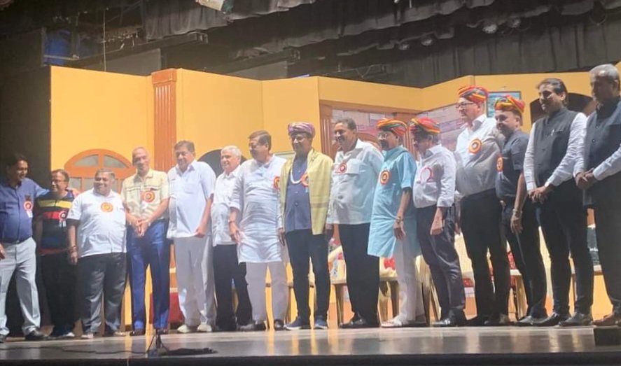 chheda_pravin's tweet photo. #ટીમવાગડ નિર્મિત.. કચ્છી વાગડની ભાષામાં. .
પાણઈ ભાષામેં પાણયા કલાકારો દ્વારા ભજવાઈના યે પાણયોજ નાટક.. "#લગનઇ_હુ_તુ_તુ.."
કાલે ઘાટકોપરમાં #Hosefull ભજવાયુ.. ફરી ૯ તારીખે ઝવેરબેન સભાગૃહ ઘાટકોપરમાં ભજવાશે..
Drama was Super se upar...
Act was zabardast... content based on reality... https://t.co/3XOXnetuJE