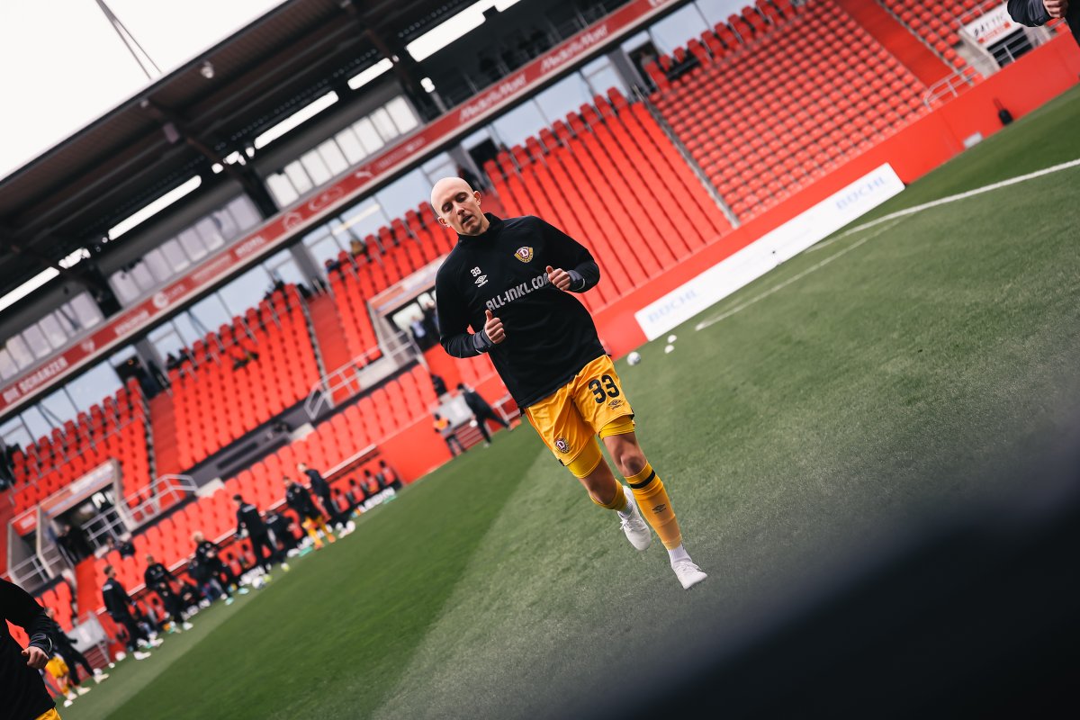 DynamoDresden's tweet photo. Unsere Jungs wollen den Auswärtssieg. Gleich geht's los. ⚽ #FCISGD #sgd1953 https://t.co/9bzlMkLN6Y