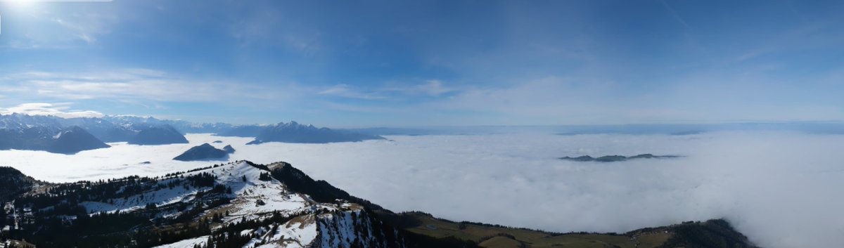 Joackiie's tweet image. Schöner, milder Sonntag? 
Nicht überall in der Schweiz: am Genfersee, in der Ost- und vor allem #Zentralschweiz hält sich noch tiefer Hochnebel (top ~700m) mit nur 3 (Egolzwil-Zug-Flums) Grad: Blick von der #Rigi