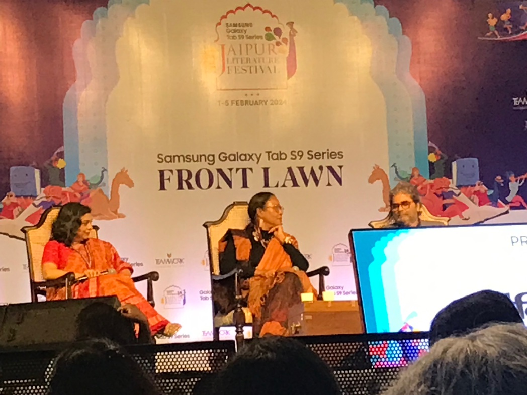 chacchachoudhry's tweet photo. The great Shubhra Gupta brings her book ‘Irrfan’ to Jaipur, the late screen legend’s hometown. Around a thousand people have braved the rain to attend the session. The photo is hazy because I barely managed to find a place to sit despite reaching the venue well in advance. https://t.co/ZROieQOS0c