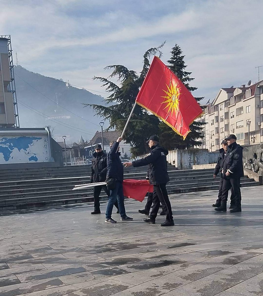 Струмица, еден човек, едно знаме, одред полицајци... бруки...

Што ти направија Татковино⁉️