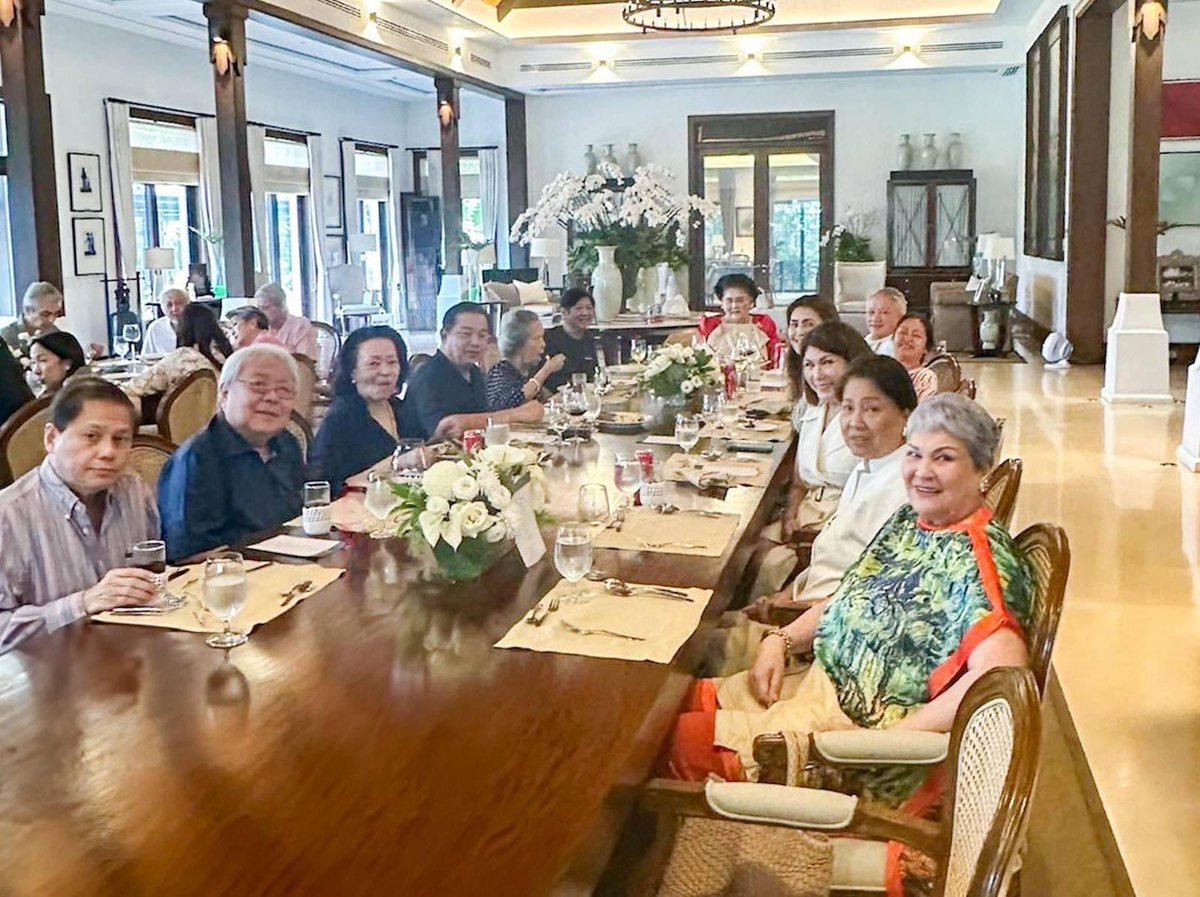 Tapos po sila "happy sunday everyone" daw sila. Kahit hinde sana sila pumunta sa davao sana nagpadala ng tulong.